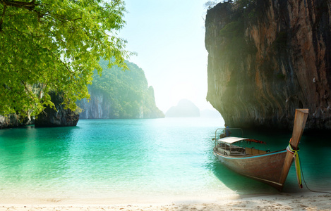 泰国岛上的长船