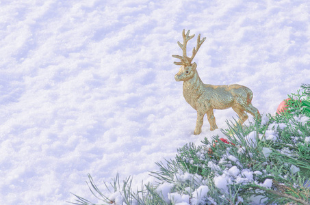 白雪上的金鹿