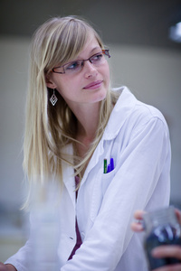 一位女性研究员在化学研究所进行研究的肖像