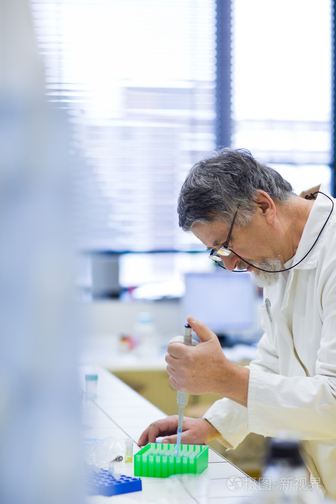 在实验室进行科学研究的高级男性研究员
