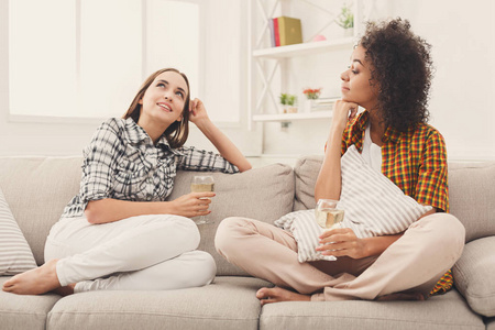 在家里和酒杯聊天的朋友照片