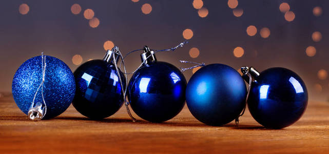 一组美丽的装饰性圣诞球