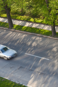 超速概念车在阳光明媚的道路上快速行驶