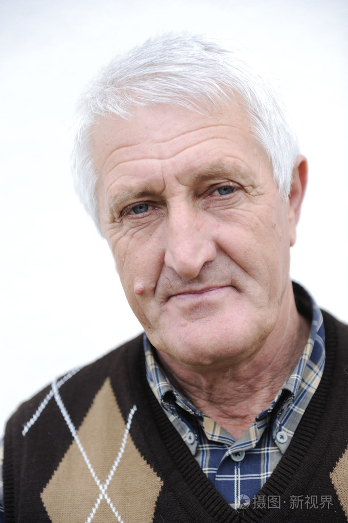 一位长相不错的老人的特写