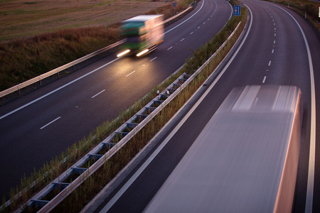 公路交通运动在公路机动车道人行道上模糊的卡车