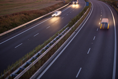 公路交通运动在公路机动车道人行道上模糊的卡车