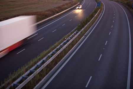 公路交通运动在公路机动车道人行道上模糊的卡车