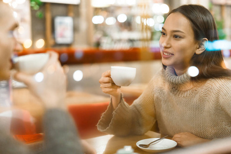 多情情侣在咖啡馆喝杯茶的愉快时光