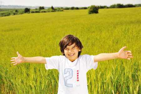 在大自然中快乐的男孩图片