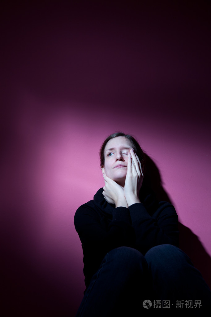 患有严重抑郁症/焦虑的年轻妇女照片-正版商用图片02wt08-摄图新视界