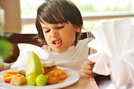 拒绝食物孩子不想吃可爱的孩吉他母亲和孩子一起吃饭可爱的幼稚与不同