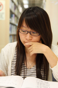 图书馆的亚洲女学生