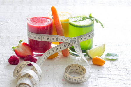 新鲜果汁测量胶带水果和蔬菜减肥减肥的概念