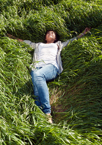 躺在绿草中的女孩
