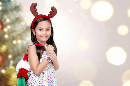 圣诞节背景的小女孩的形象。假日概念