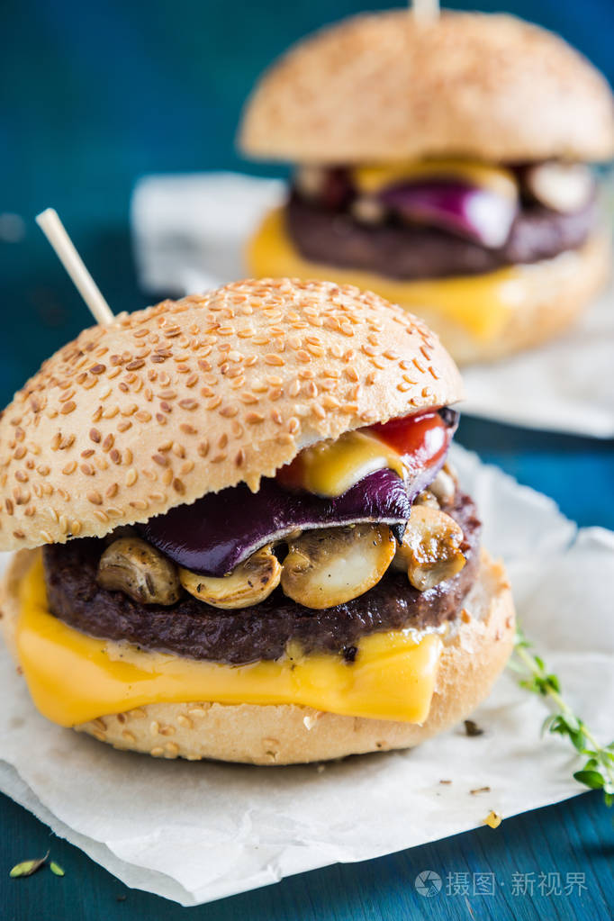 汉堡配芝士炒蘑菇