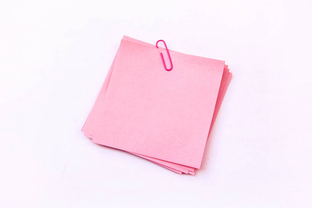 粉红色粘滞便笺在白色背景上隔离