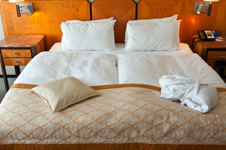 旅馆房间的床图片