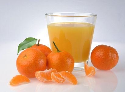 橘子和果汁玻璃图片