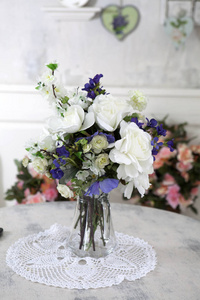 玫瑰花, 禄和铃铛放在花瓶里的桌子上, 作为室内装饰