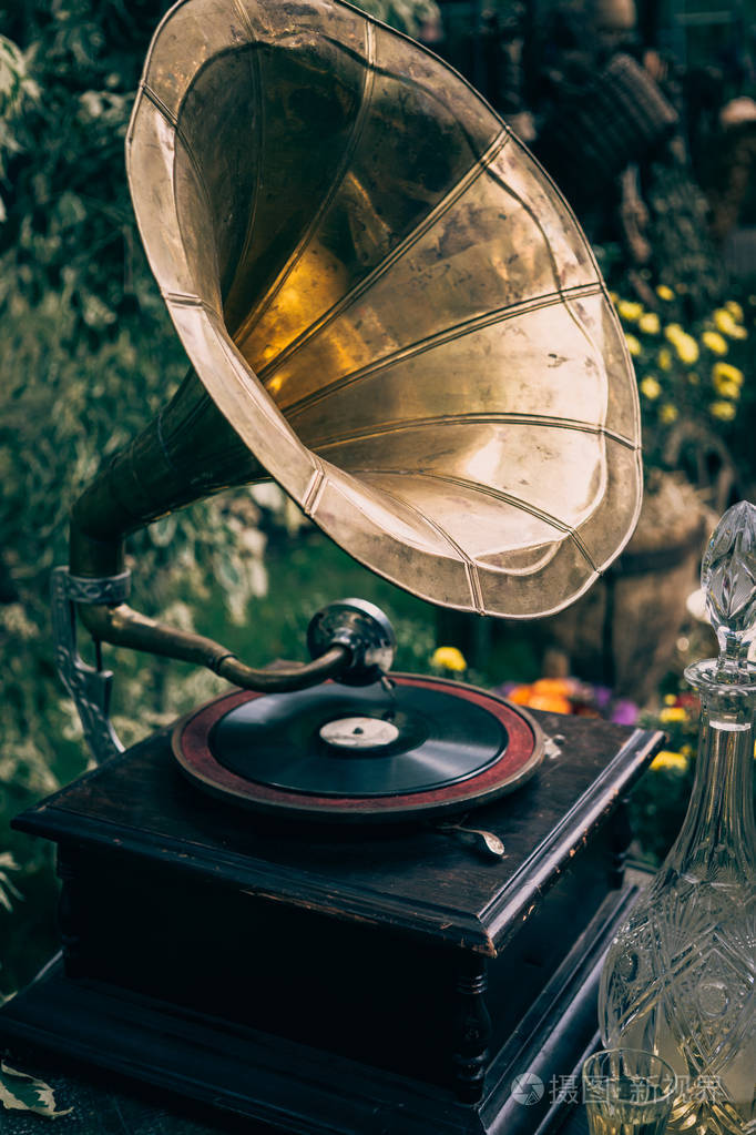 复古老式留声机与喇叭扬声器, 色调