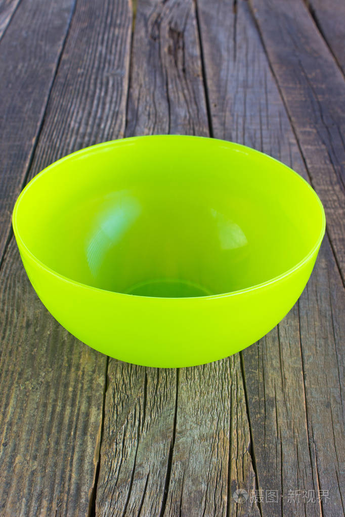 塑料碗在老木桌背景