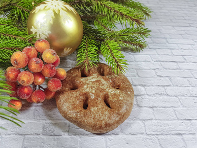圣诞节分支灰色墙 浆果 舒适的家可爱的圣诞背景姜饼