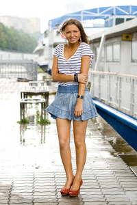 雨中走在堤外的女孩