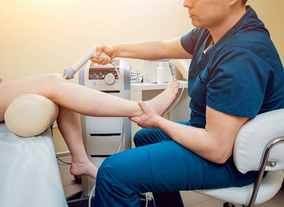 磁场, 康复.理疗医生在病人膝部进行手术照片