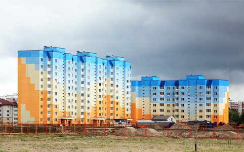 在暴风雨的天空中建造房屋