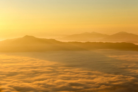 在日出的时候，蒋清莱省，泰国在 Pha 董山景观的雾气