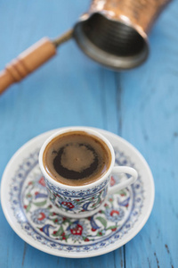 土耳其咖啡在木背地上的传统杯中供应