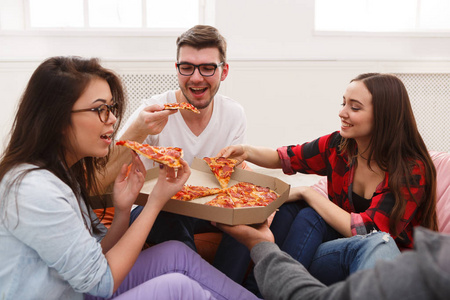 分享比萨饼在家的同学聚会