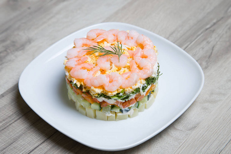 在白板上虾仁沙拉照片