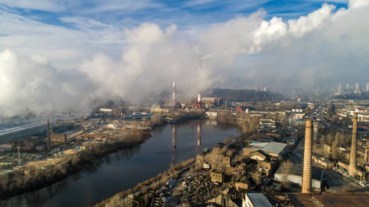 垃圾焚烧厂与吸烟烟囱.工厂环境污染问题照片