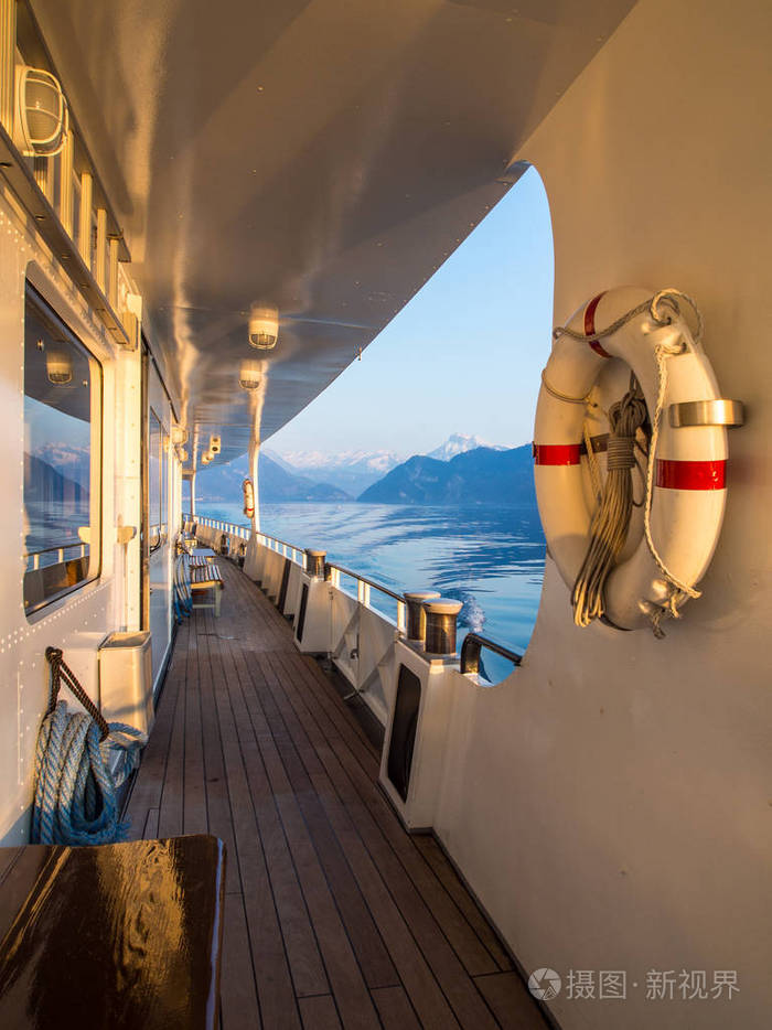 船甲板与抢救圆环