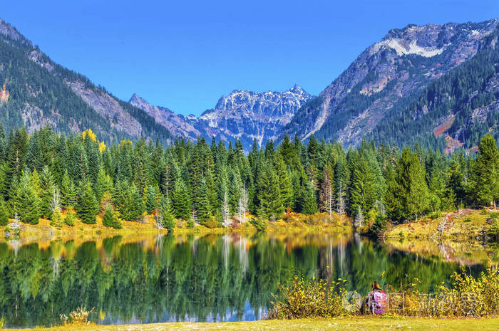 金色湖泊反射粉红色徒步旅行者 Mt Chikamin 峰 Snoqualme 通过华盛顿