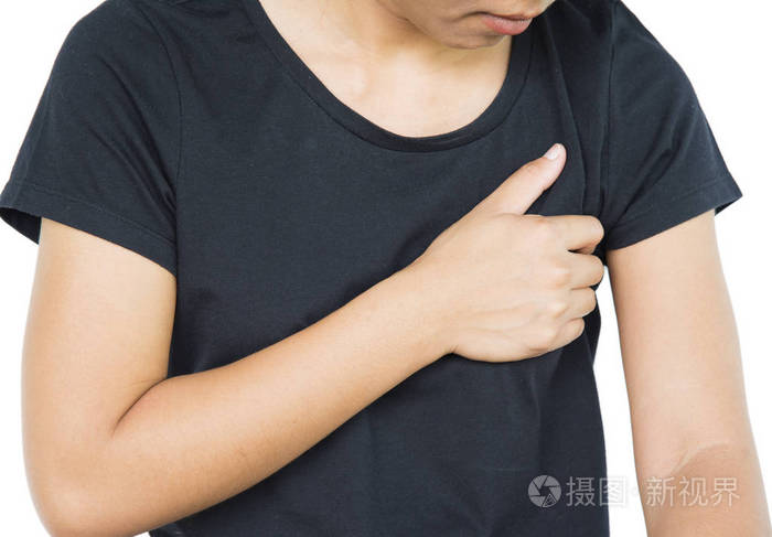 年轻的女人在白色的背景下抓着她的胸膛