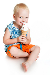 小男孩吃冰淇淋