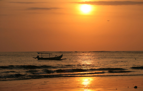 在夕阳下漂流的船