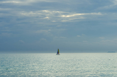 平静的海洋和蓝色天空背景