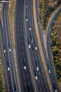 阳光下高速公路交通的鸟瞰图