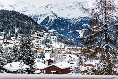 冬天看法在谷在瑞士阿尔卑斯, 韦尔比耶, 瑞士