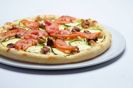 在白板上的美味传统比萨