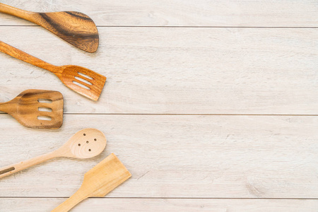 木制餐具或厨房用具与复制空间老式过滤器