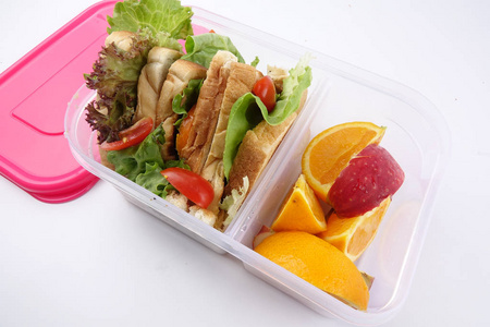 带三明治和水果的健康午餐盒