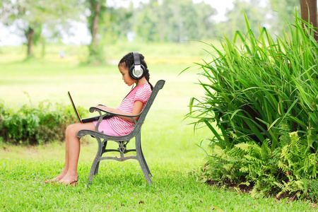 年轻的女孩坐在和听音乐