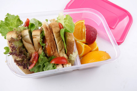 带三明治和水果的健康午餐盒图片
