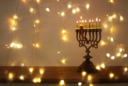 低关键的犹太节日光明节背景与烛台 传统烛台 形象和燃烧的蜡烛