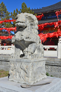中国, 五大连池。中国五大连池何耀全火山顶部中寺入口前的神话狮子雕塑